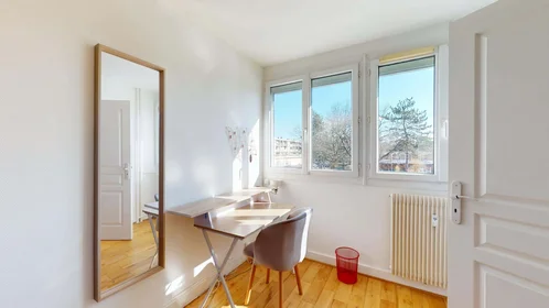 Stanza privata in 13 Sq. des Cloteaux, 35200 Rennes, France, immagine 2 di 19
