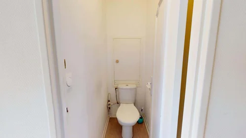 Stanza privata in 13 Sq. des Cloteaux, 35200 Rennes, France, immagine 18 di 19