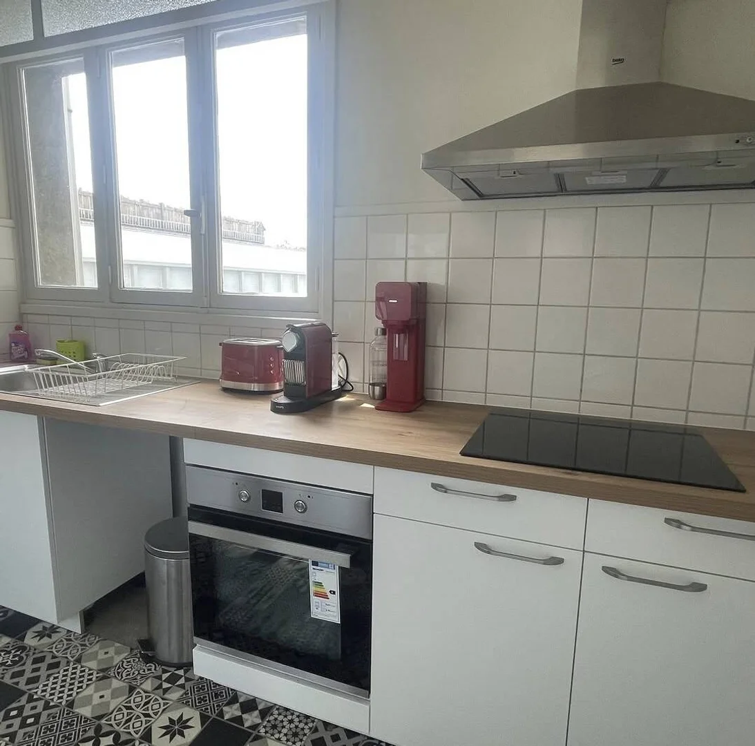 Room for rent in student apartment in , fully furnished