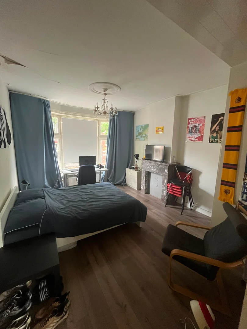 Studentenzimmer in  mit Arbeitsbereich und Gemeinschaftseinrichtungen