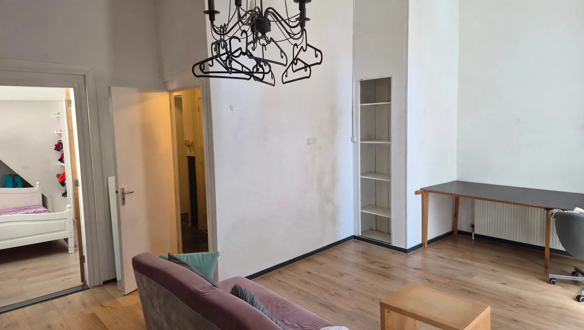 Modernes Studentenstudio mit kompletter Ausstattung in 