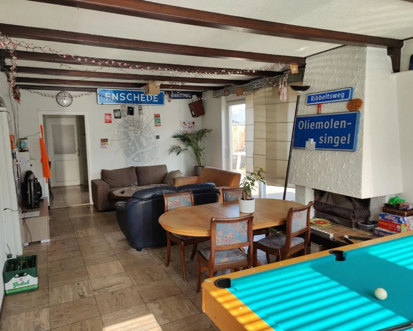 Habitación estudiantil funcional perfecta para estudiar en 