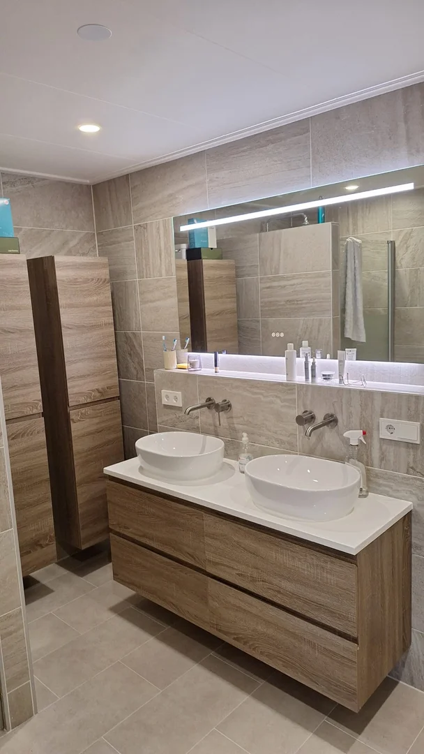 Habitación estudiantil funcional perfecta para estudiar en 