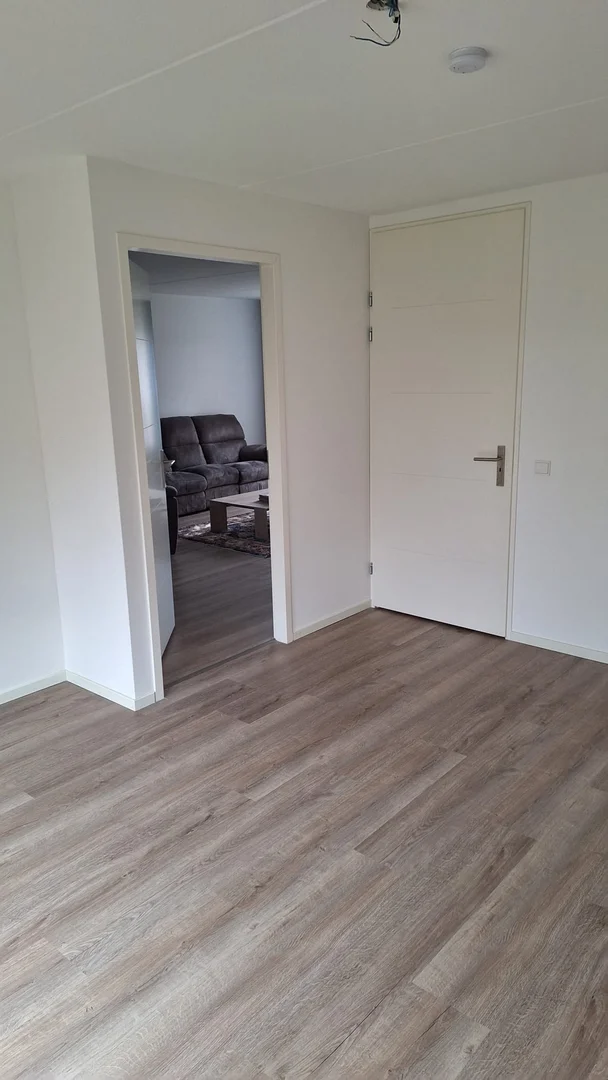 Habitación estudiantil luminosa y aireada con fácil acceso a la universidad en 