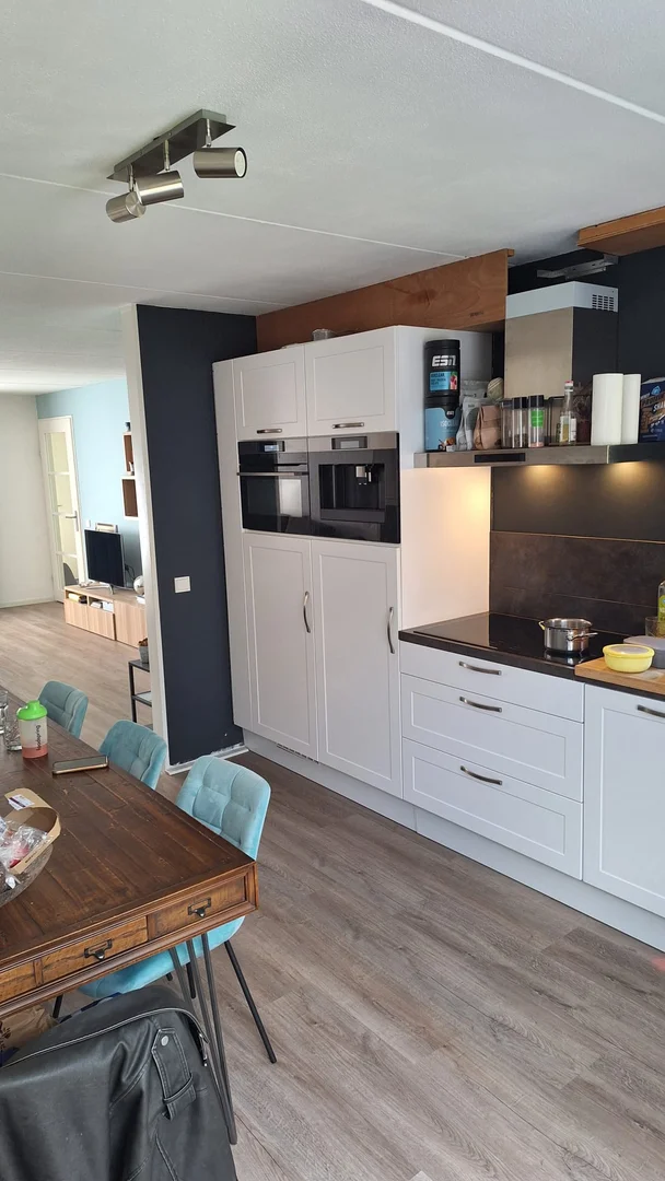 Habitación estudiantil funcional perfecta para estudiar en 