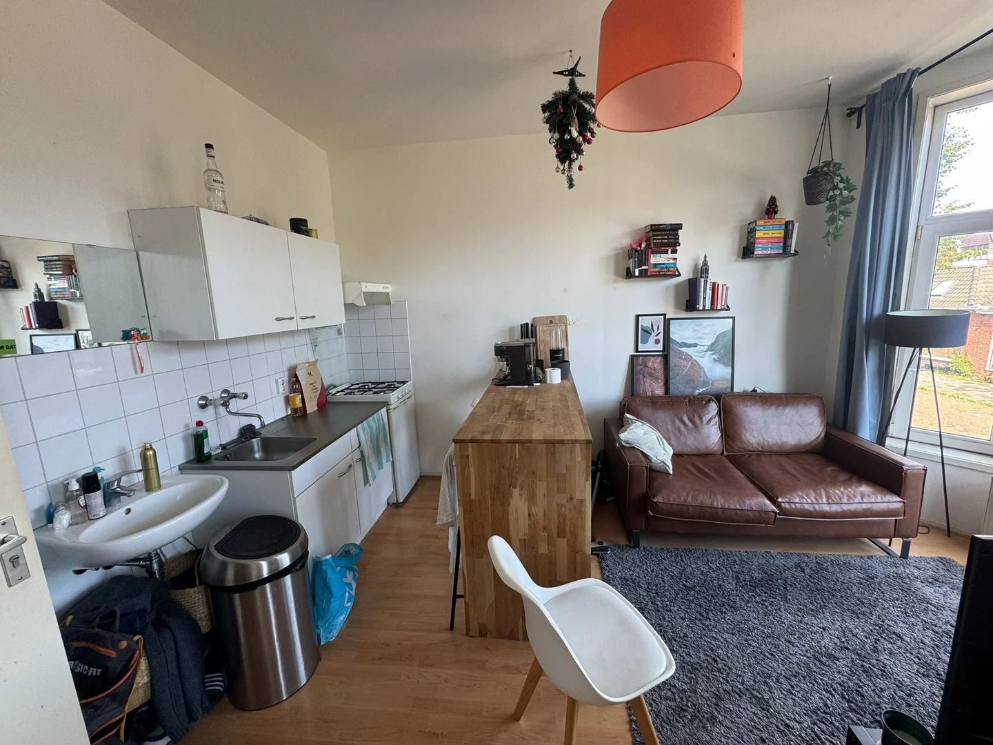 Bright and airy student room with easy university access in 