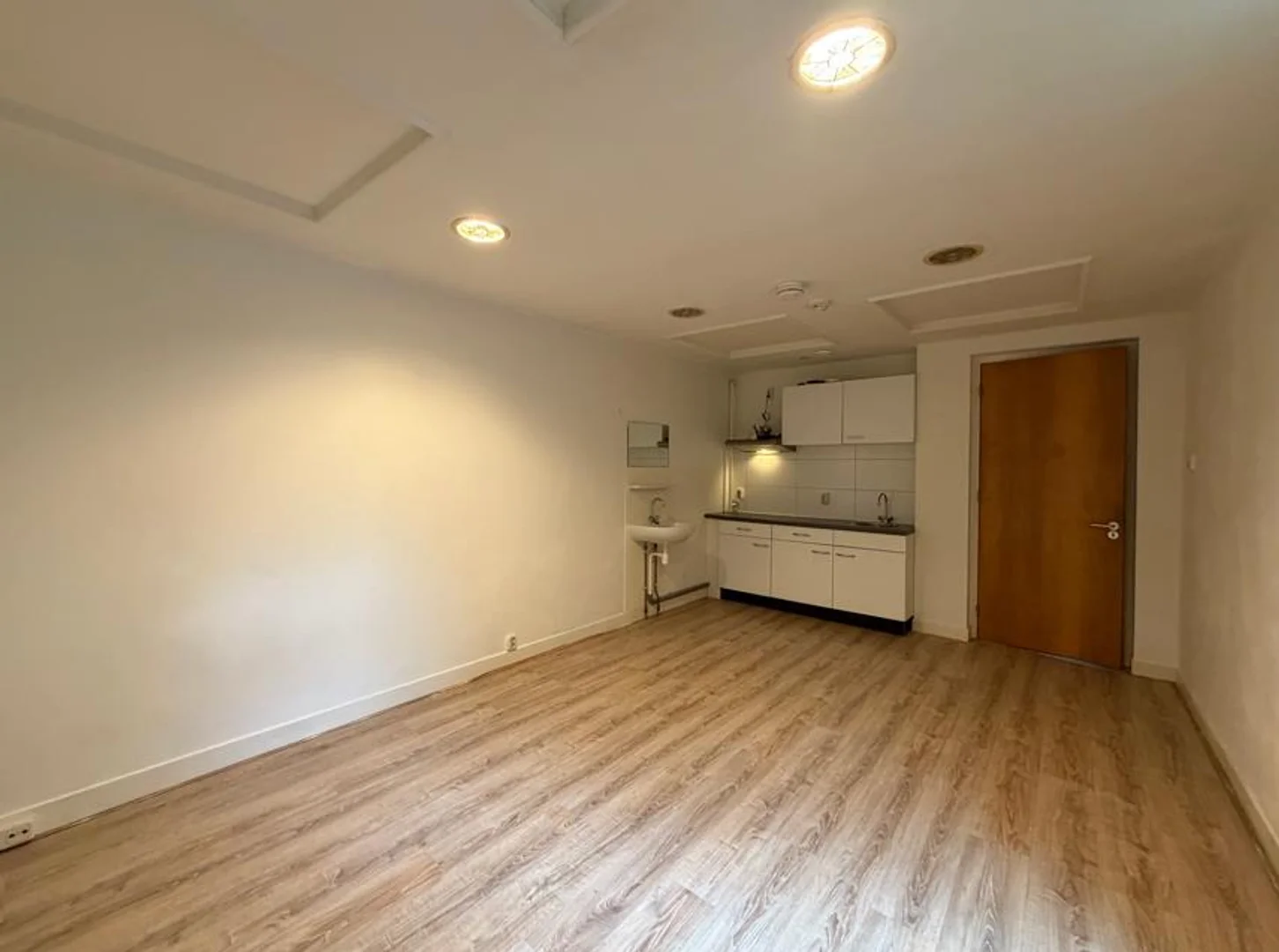 Economical student room with convenient location in 