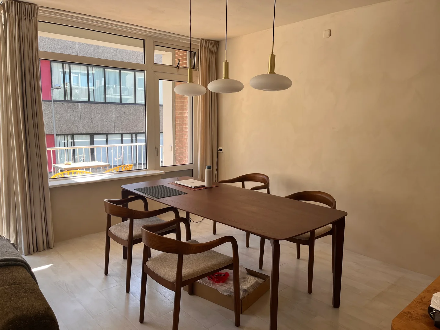 Habitación estudiantil luminosa y aireada con fácil acceso a la universidad en 