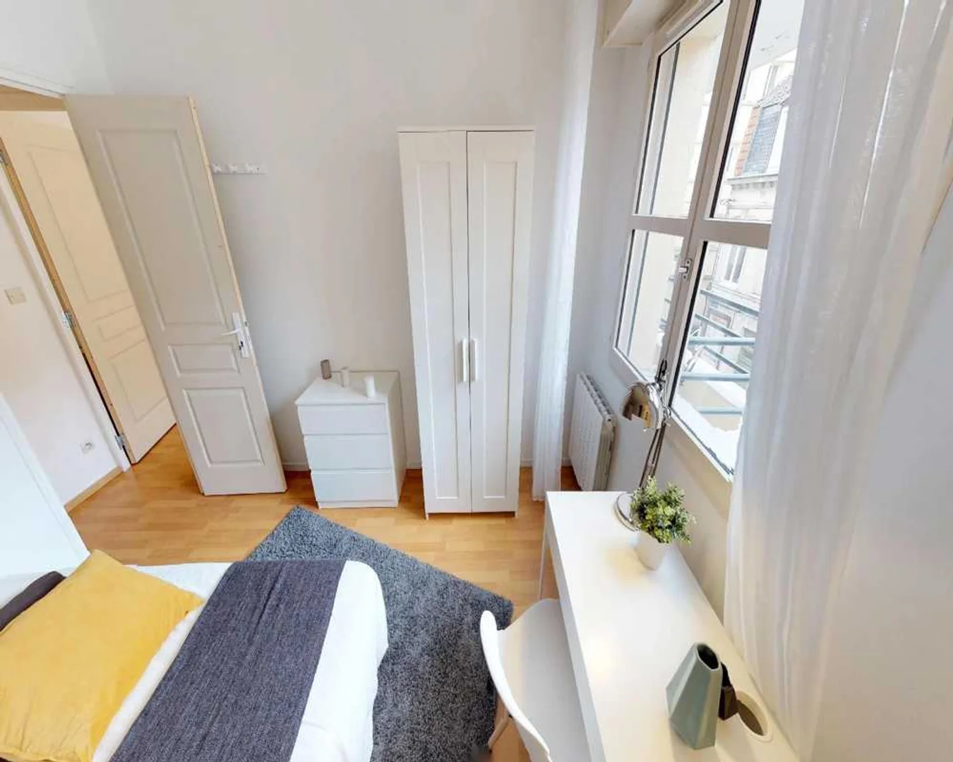 Quarto para alugar em apartamento de estudantes em , totalmente mobilado