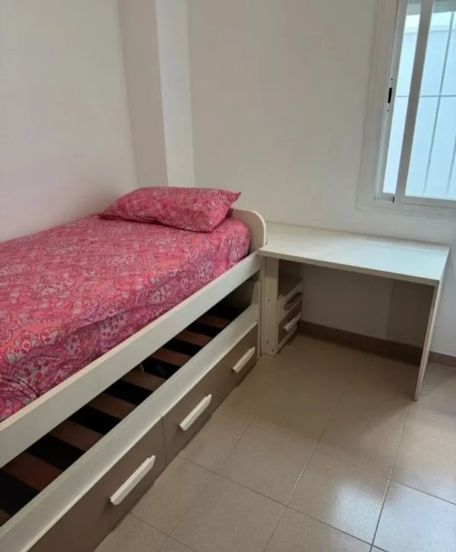 'da öğrenciler için yeterli aydınlatmaya sahip uygun fiyatlı oda