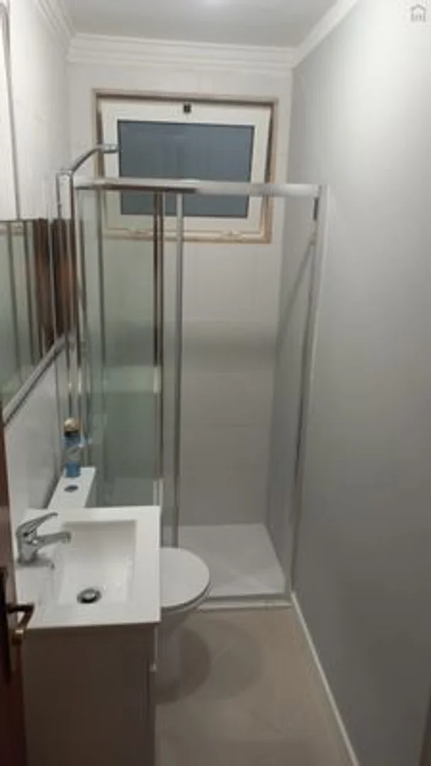 Quarto de estudante luminoso e arejado com acesso fácil à universidade em