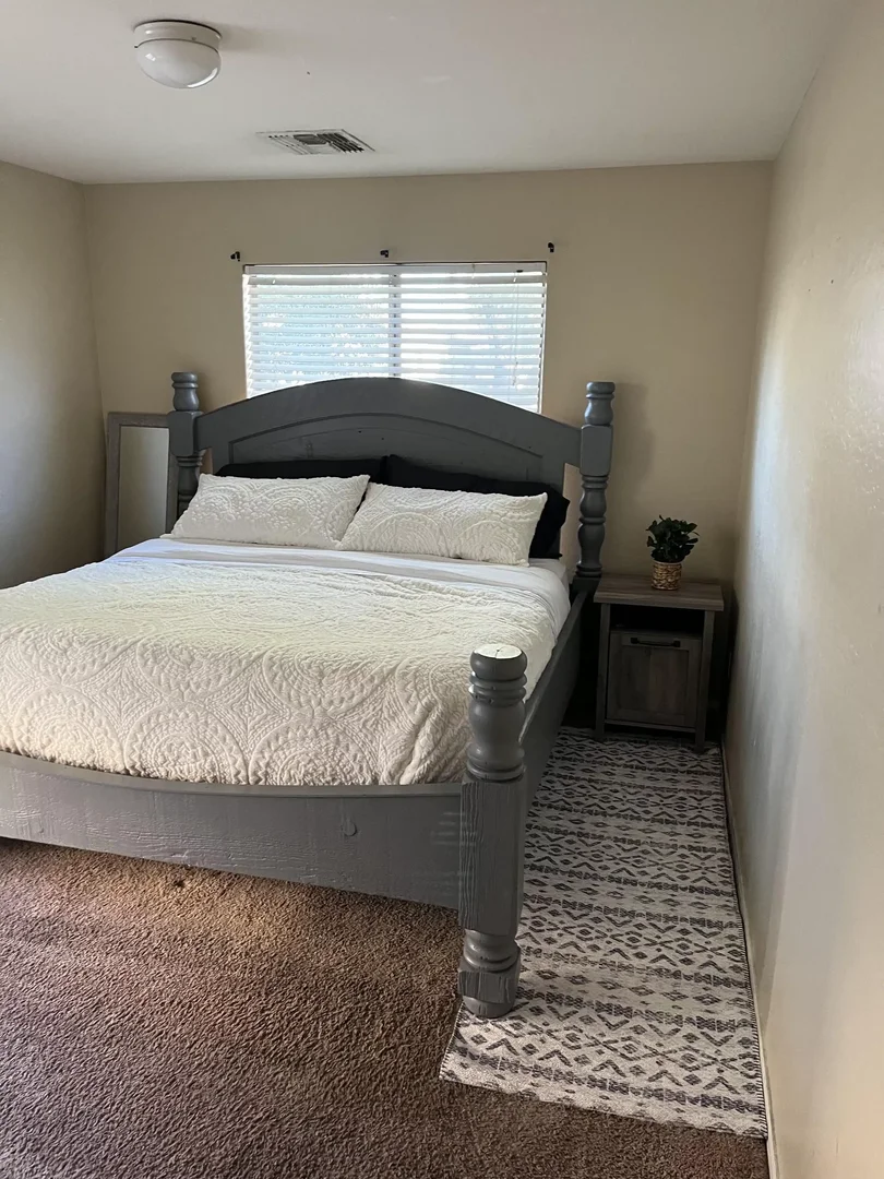 Habitación estudiantil funcional perfecta para estudiar en 