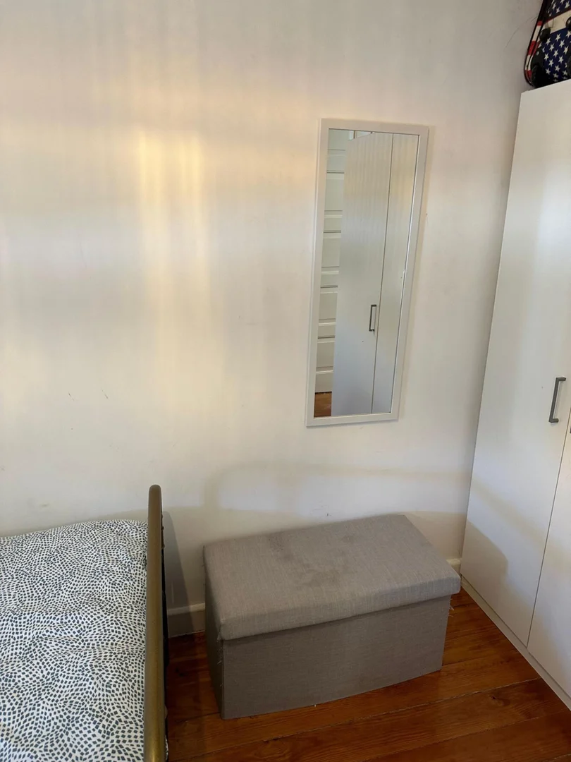 Stanza economica per studenti con ampia illuminazione in 