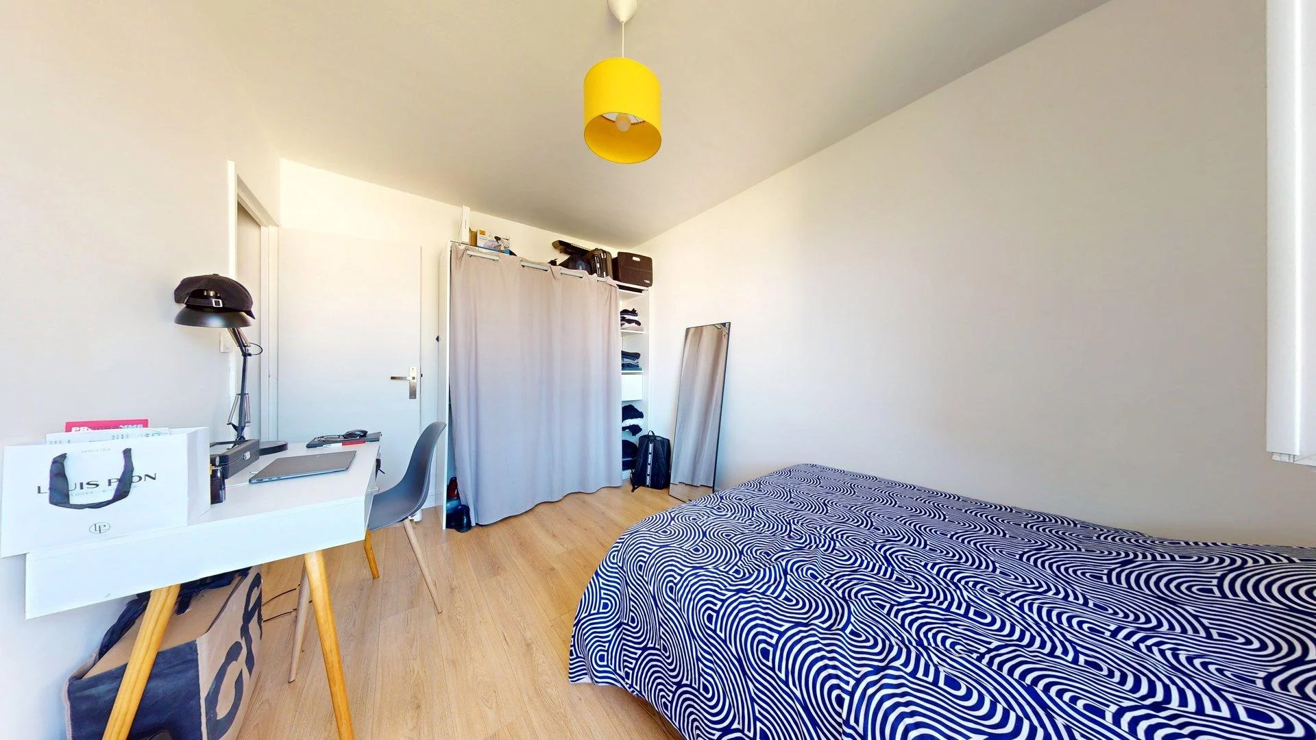 Quarto acessível para estudantes com iluminação ampla em 