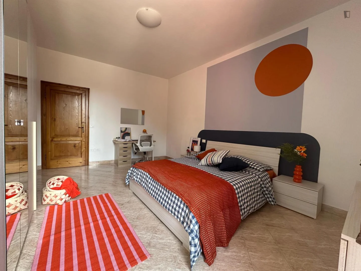 Chambre abordable pour les étudiants avec un bon éclairage dans 