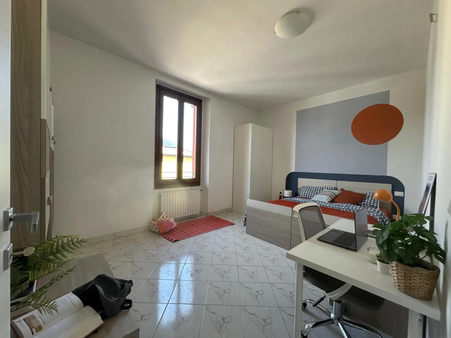 Chambre d'étudiant à  avec espace d'étude et installations communes
