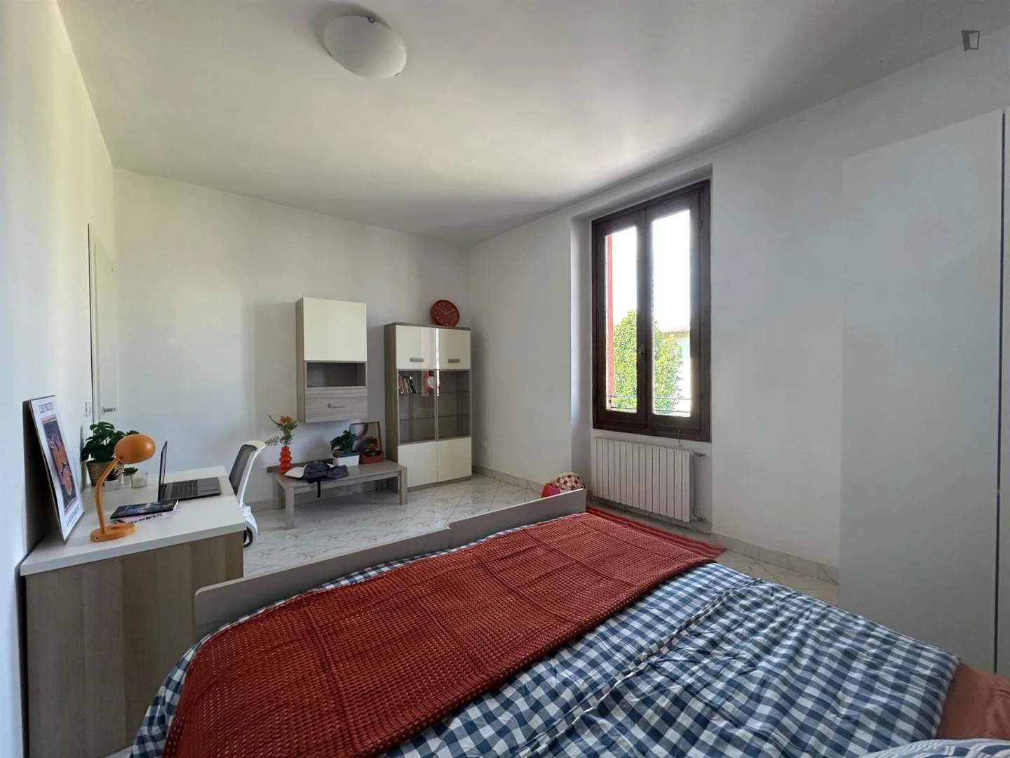 Chambre conviviale pour les étudiants dans  avec des équipements modernes