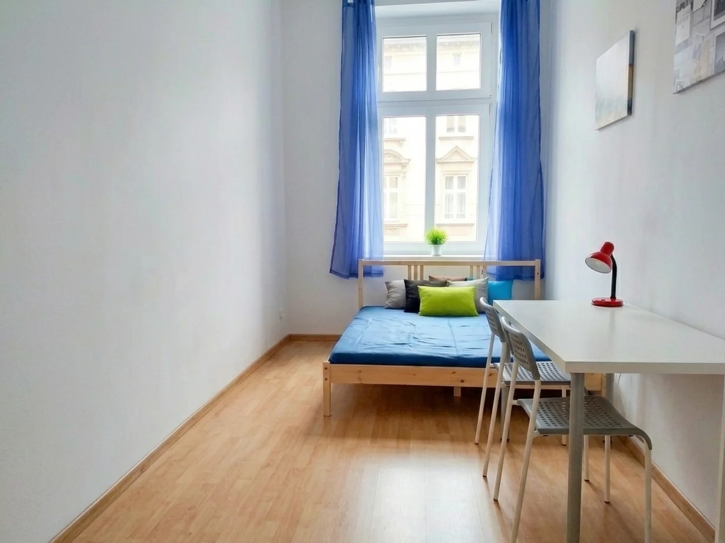 Functional student room perfect for studying in 