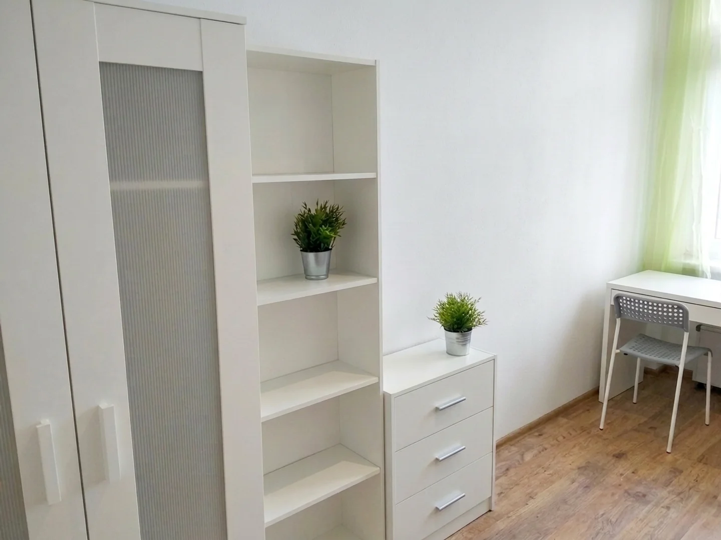 Room for rent in student apartment in , fully furnished