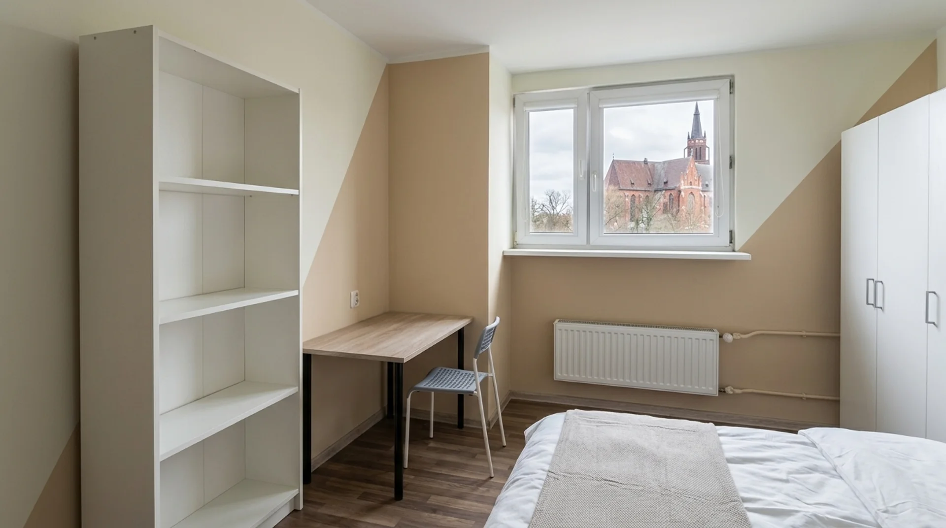 Economical student room with convenient location in