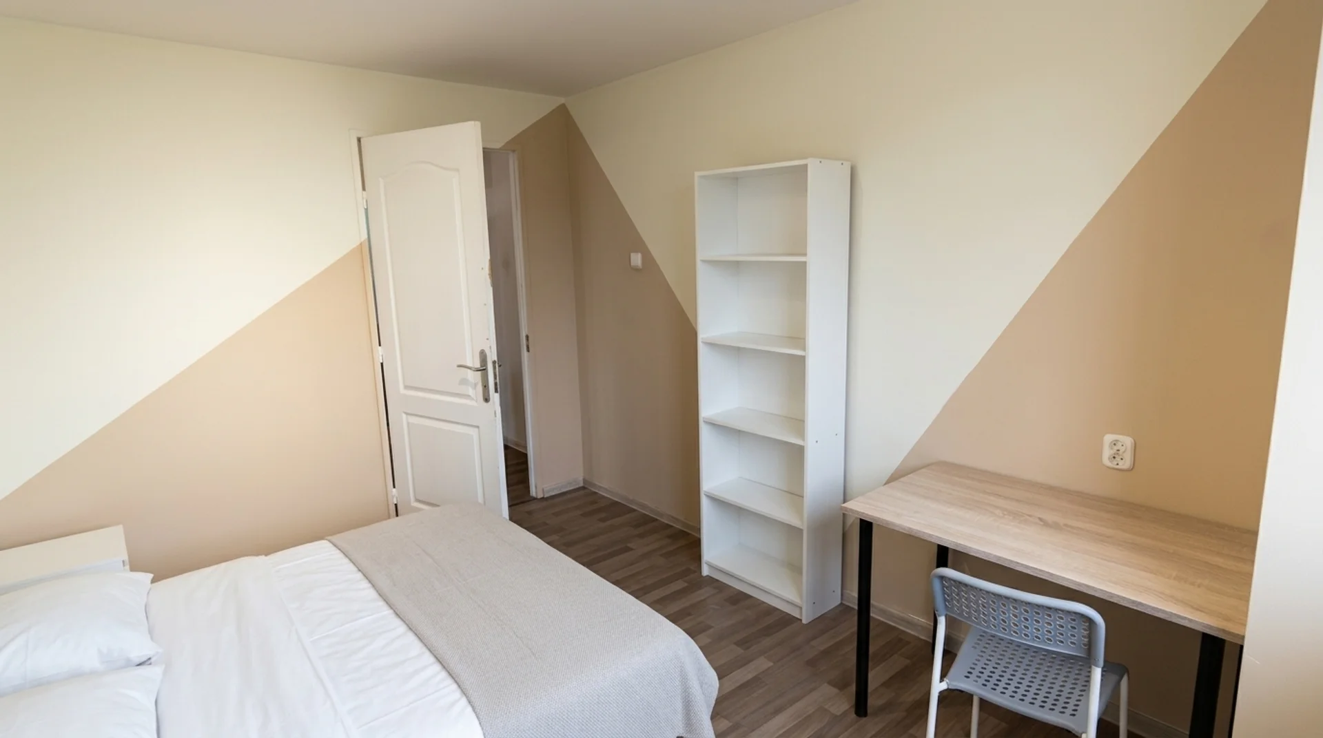 Room for rent in student apartment in , fully furnished