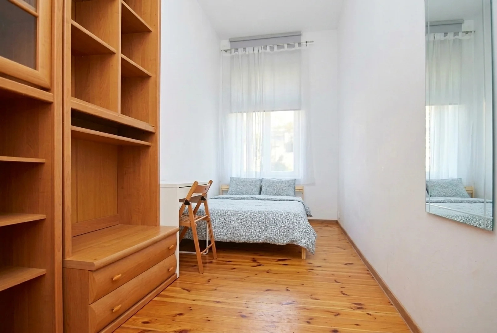 Bright and airy student room with easy university access in 