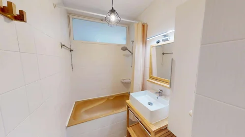 Privatzimmer in der 6 Pl. Beaumarchais, 38130 Échirolles, France, bild 16 von 21