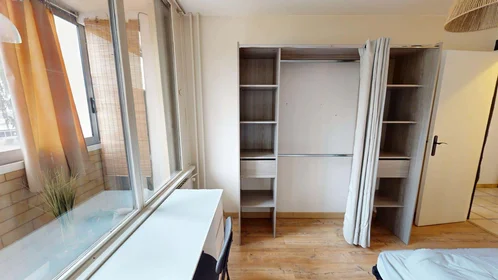 Privatzimmer in der 6 Pl. Beaumarchais, 38130 Échirolles, France, bild 3 von 21