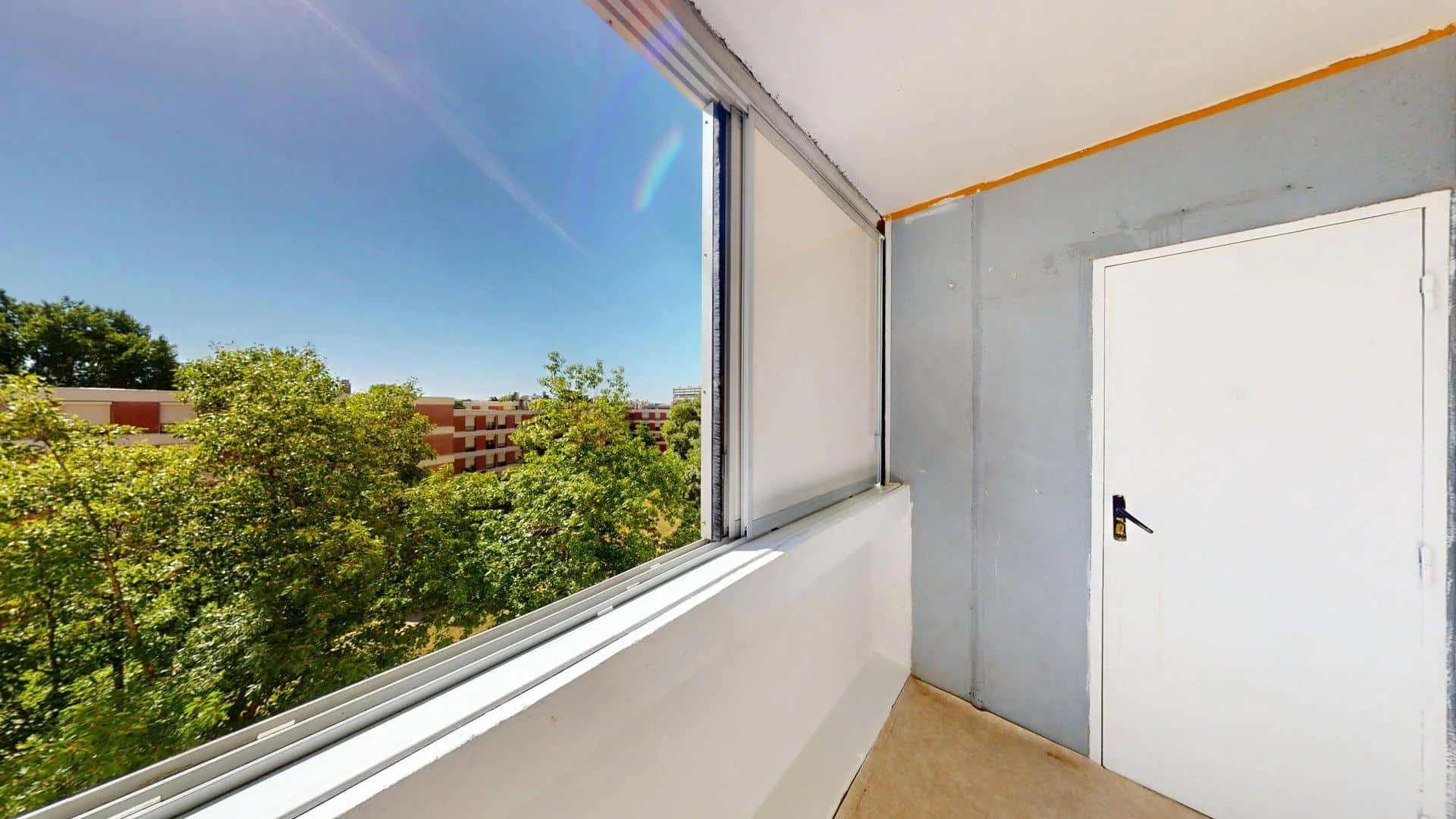 Habitación estudiantil luminosa y aireada con fácil acceso a la universidad en 