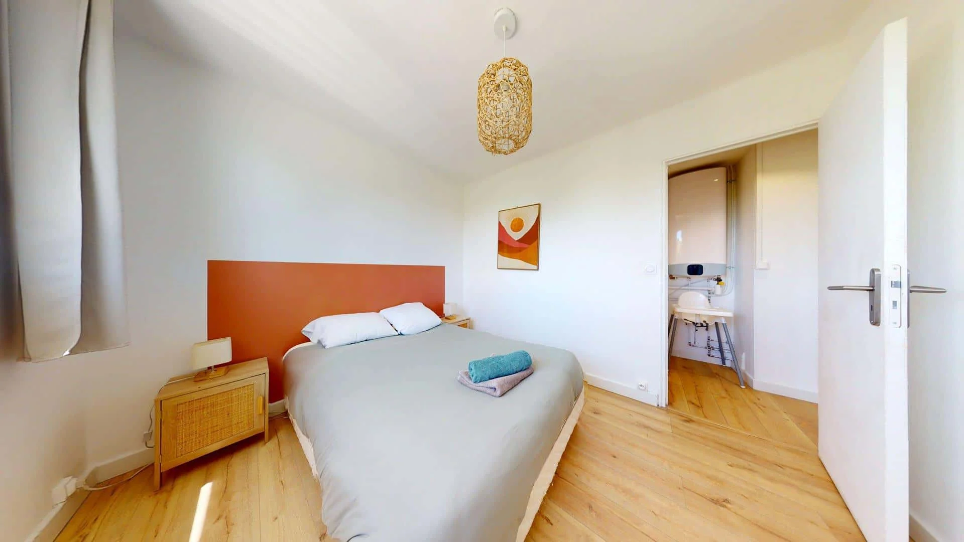 Quarto acessível para estudantes com iluminação ampla em