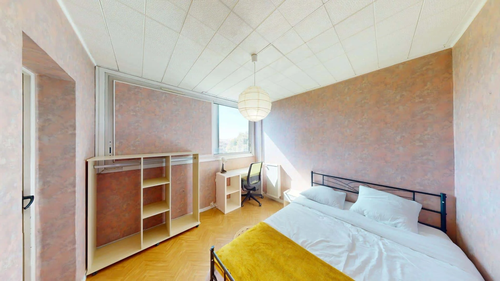 Habitación estudiantil luminosa y aireada con fácil acceso a la universidad en 