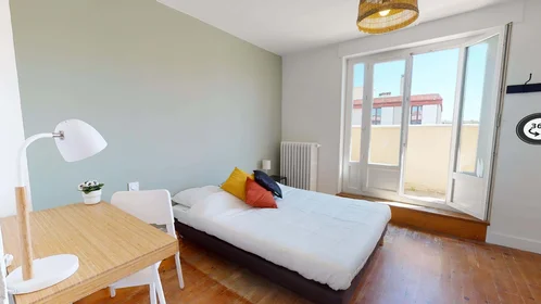 Quarto privado em 54 Av. Marc Sangnier, 69100 Villeurbanne, France, imagem 1 de 10