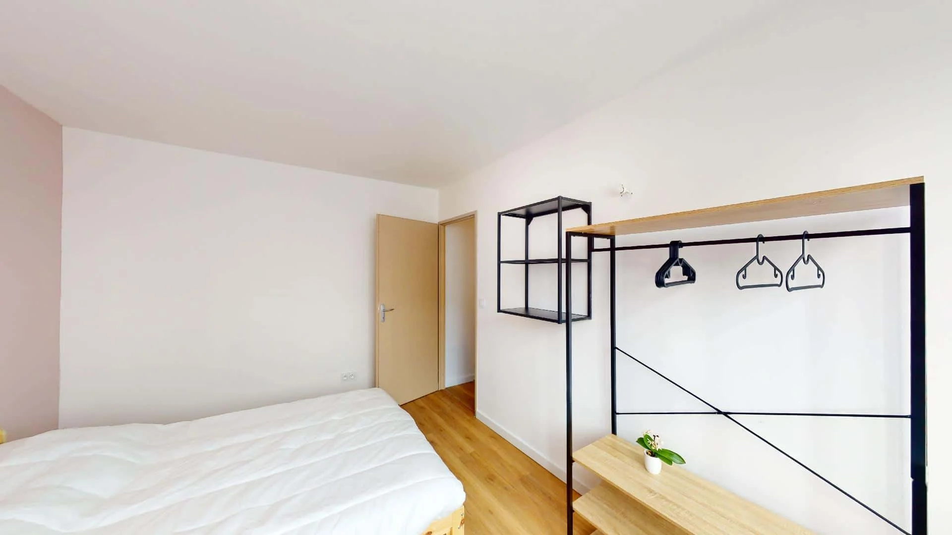 Habitación estudiantil luminosa y aireada con fácil acceso a la universidad en 