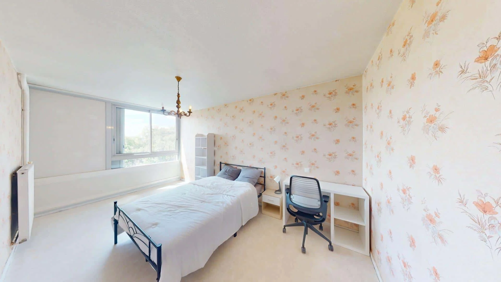 Habitación estudiantil luminosa y aireada con fácil acceso a la universidad en