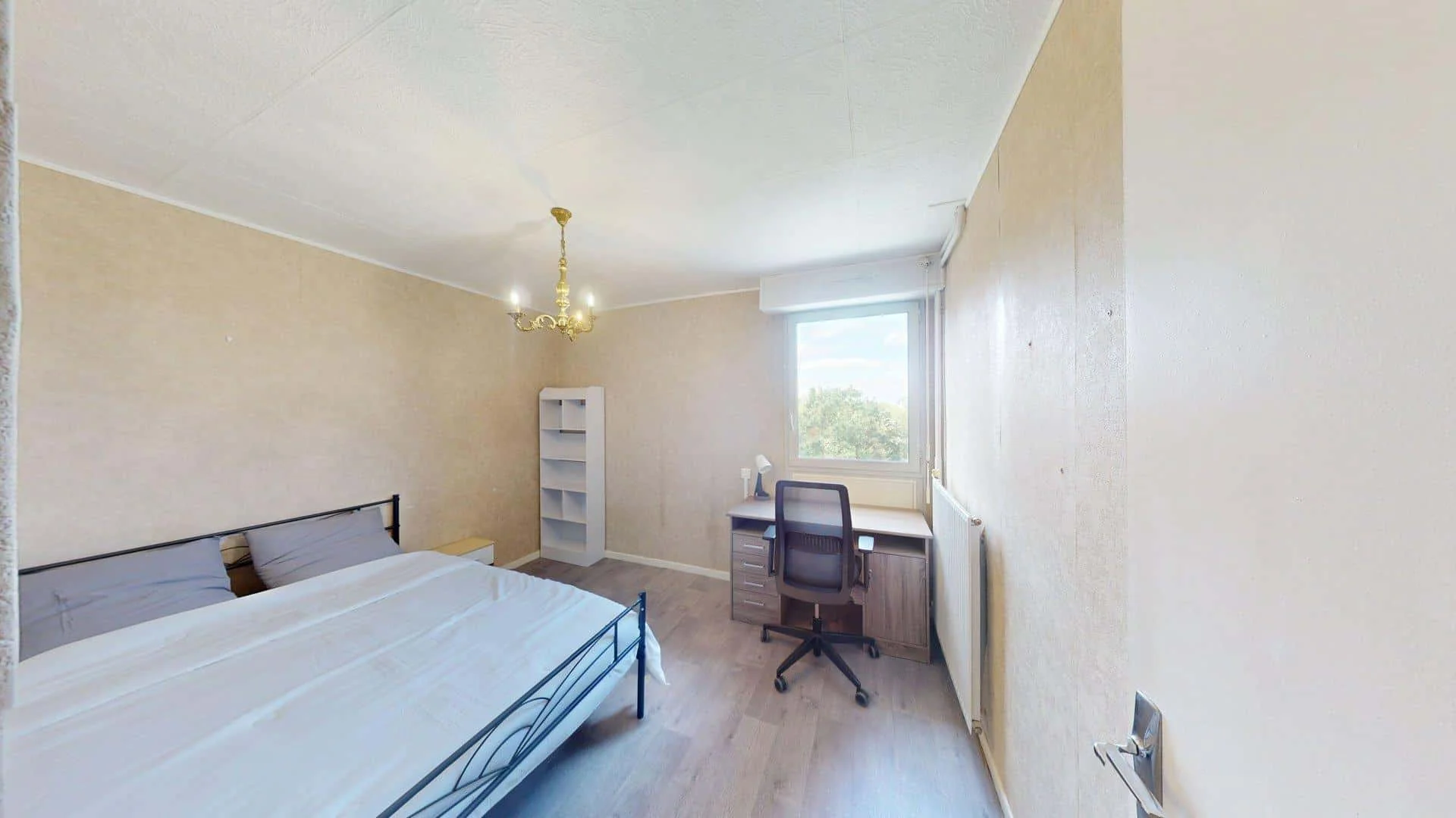 Habitación estudiantil amplia y cómoda en 