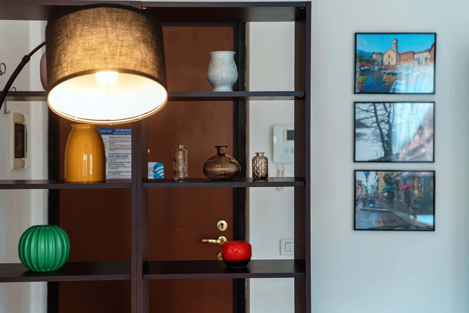 Quarto acessível para estudantes com iluminação ampla em 