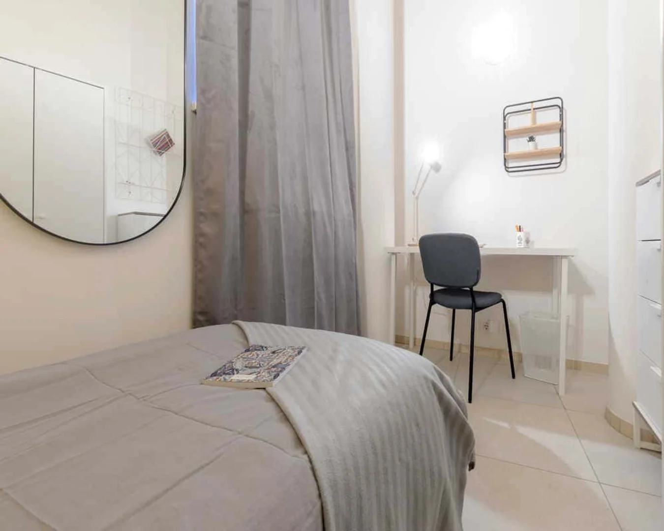 Quarto de estudante em  com área de estudo e instalações partilhadas