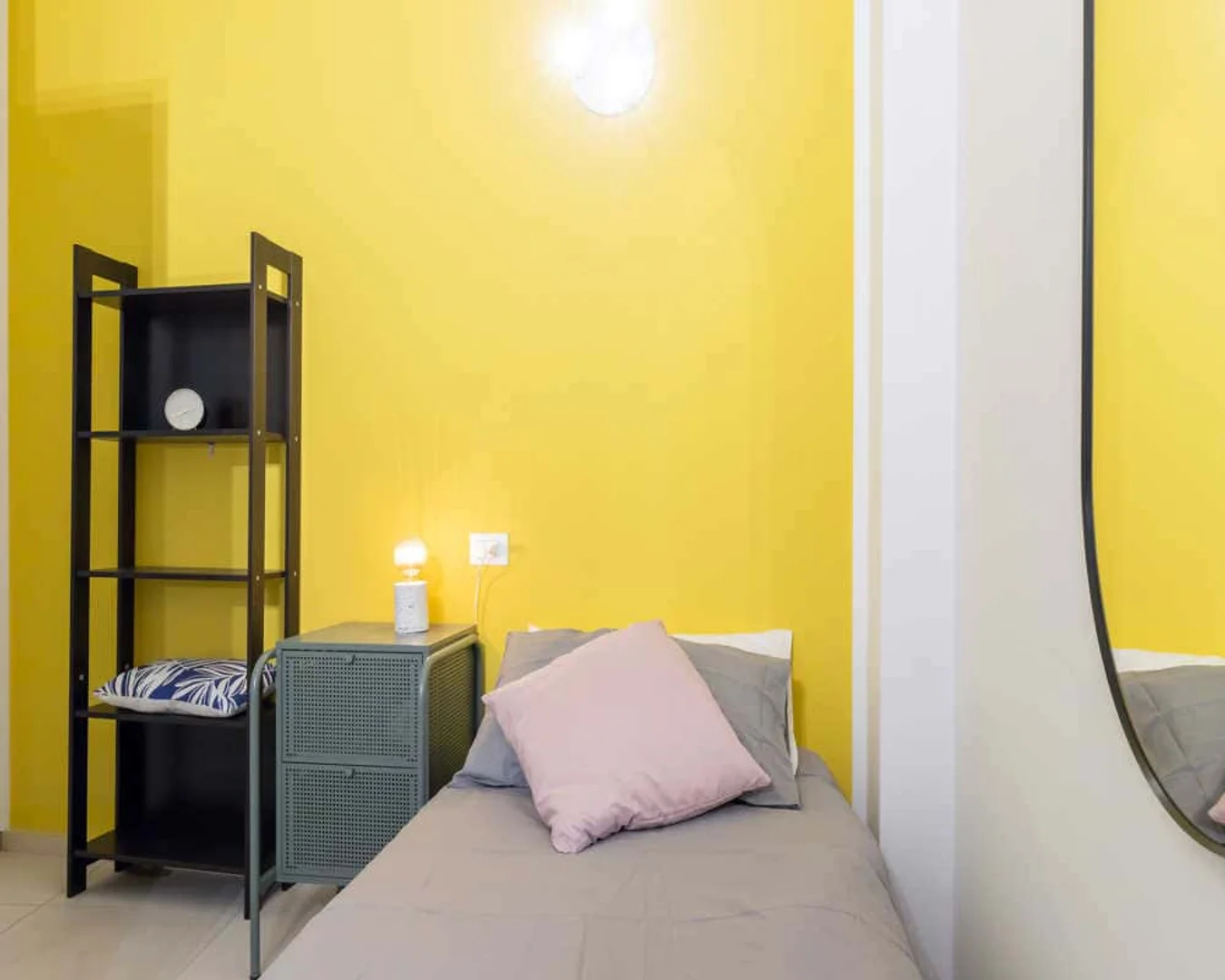 Quarto de estudante económico com localização conveniente em 