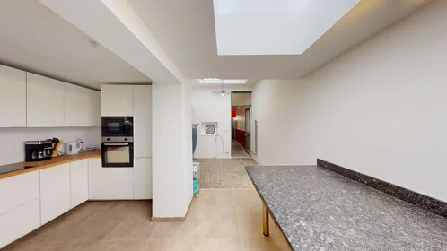Chambre privée à 66 Rue du Trichon, 59100 Roubaix, France, image 17 de 26