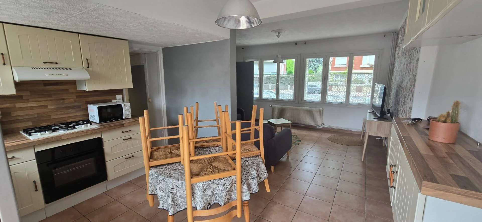 Quarto de estudante económico perto do campus em 