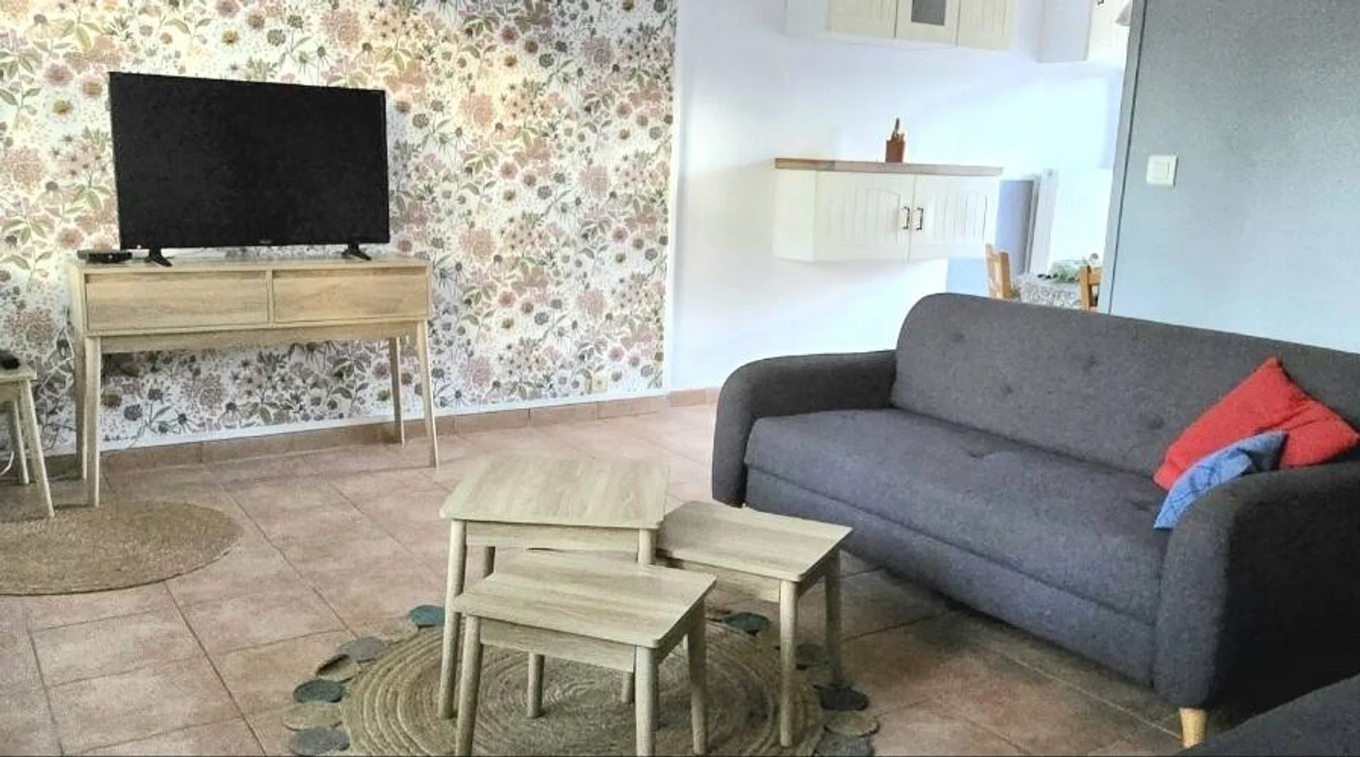 Quarto de estudante luminoso e arejado com acesso fácil à universidade em 