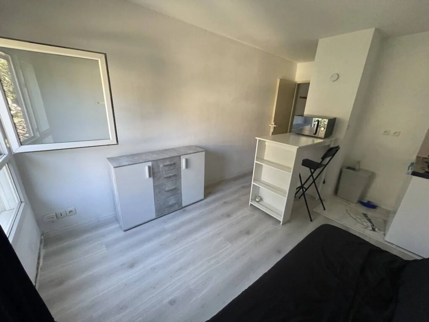 Studentenzimmer in  mit Arbeitsbereich und Gemeinschaftseinrichtungen