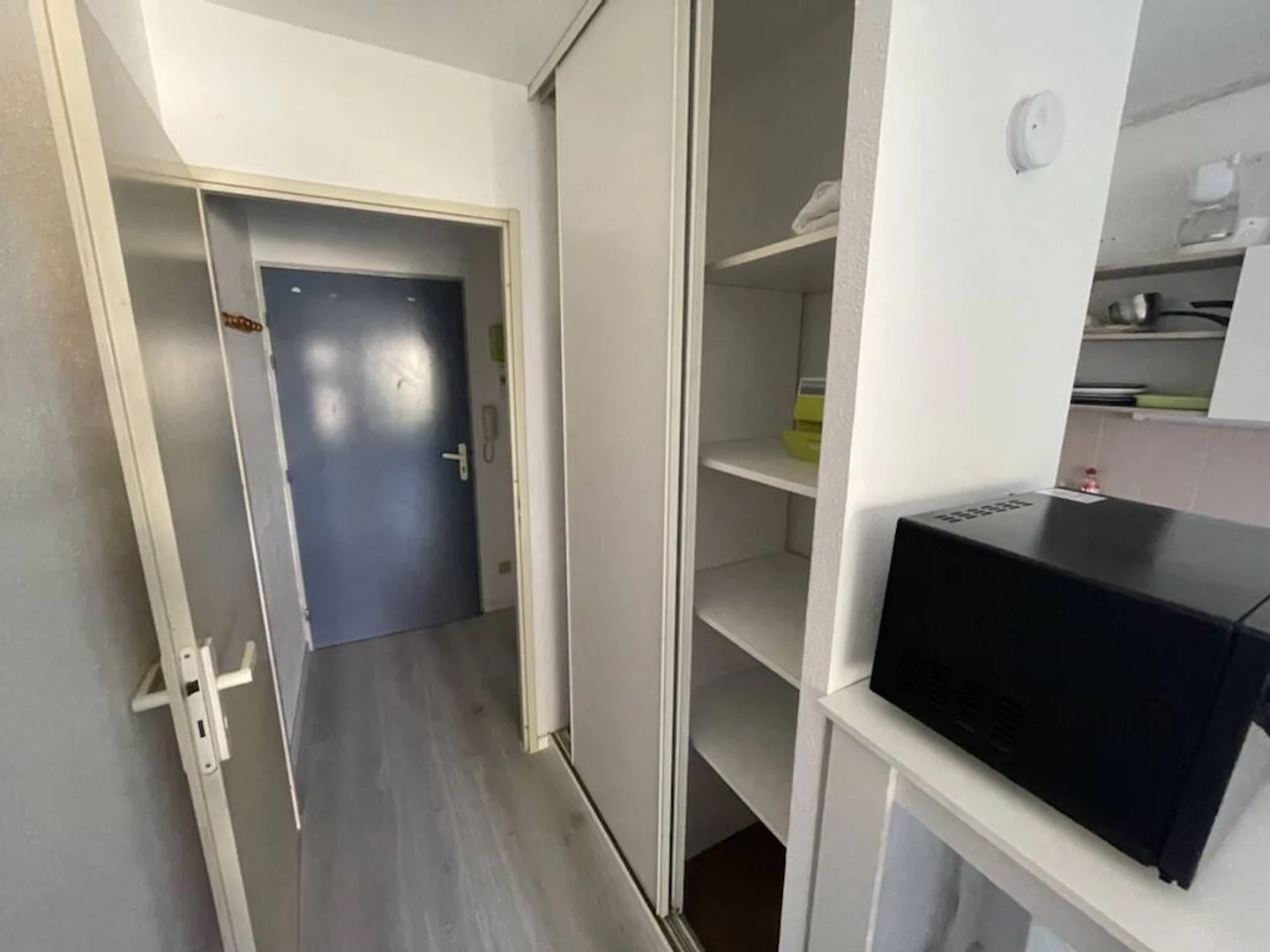 Zimmer in Studentenwohnung in  zu vermieten, voll möbliert