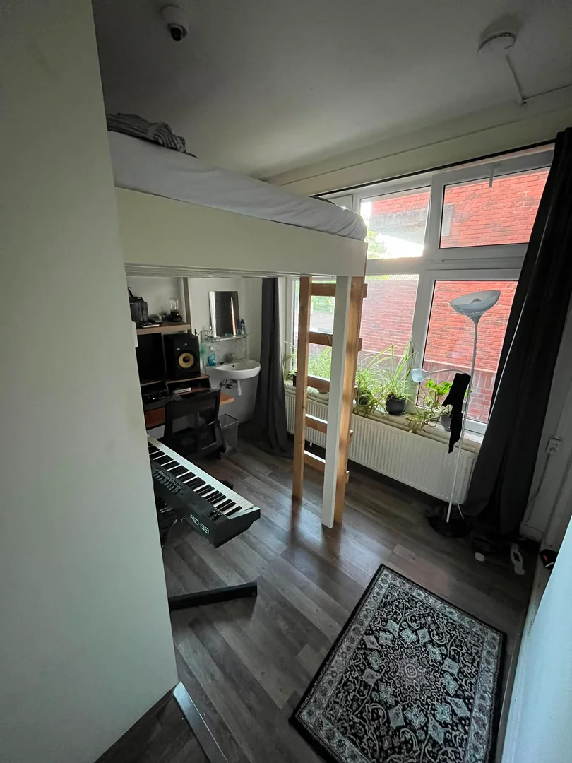 Habitación estudiantil luminosa y aireada con fácil acceso a la universidad en 