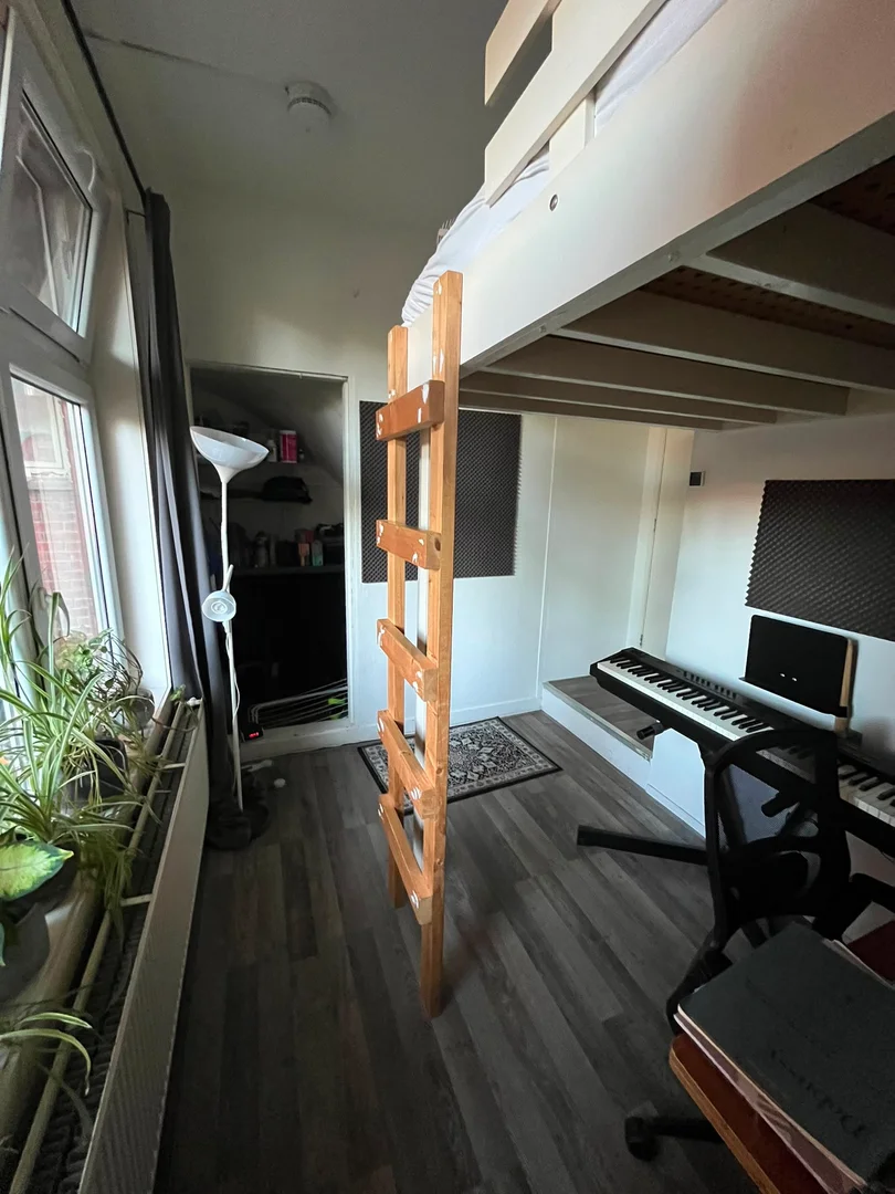 Habitación acogedora para estudiantes disponible en 