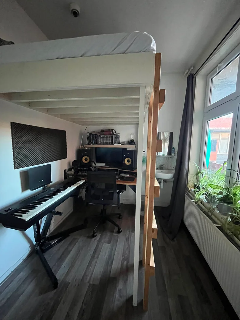 Habitación estudiantil funcional perfecta para estudiar en 