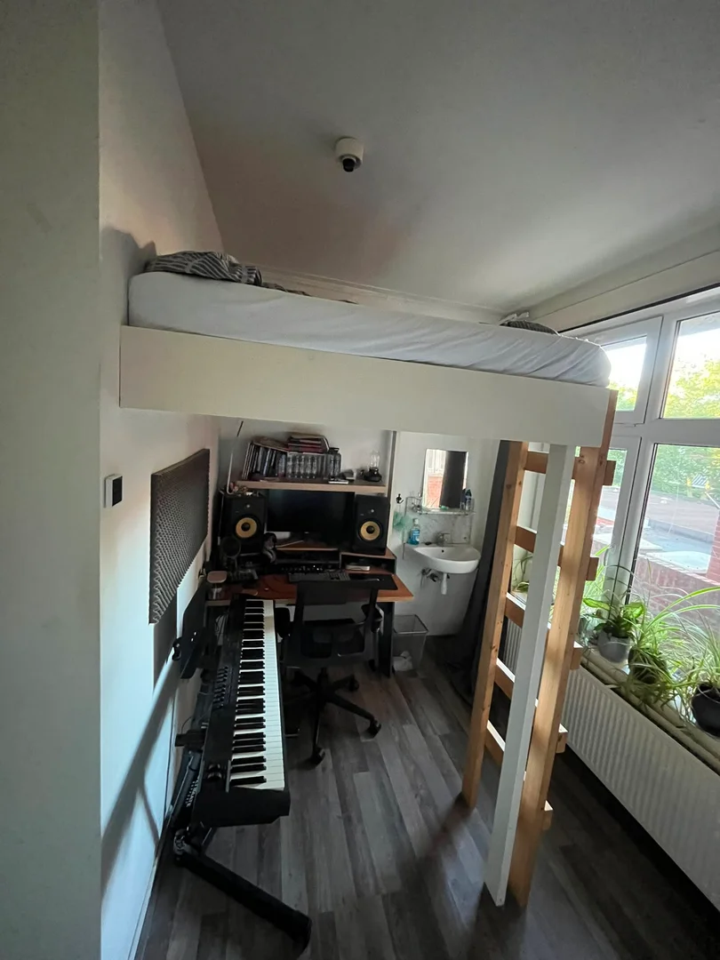 Habitación estudiantil luminosa y aireada con fácil acceso a la universidad en 