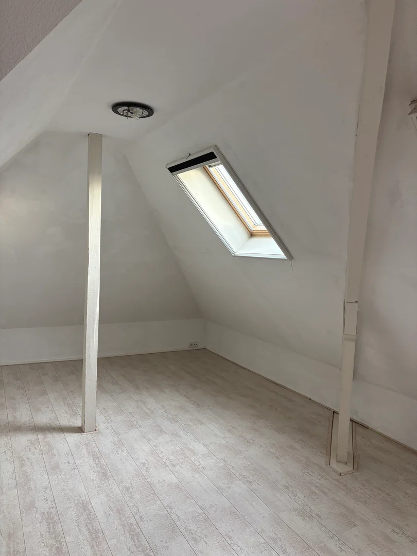 Habitación estudiantil funcional perfecta para estudiar en 