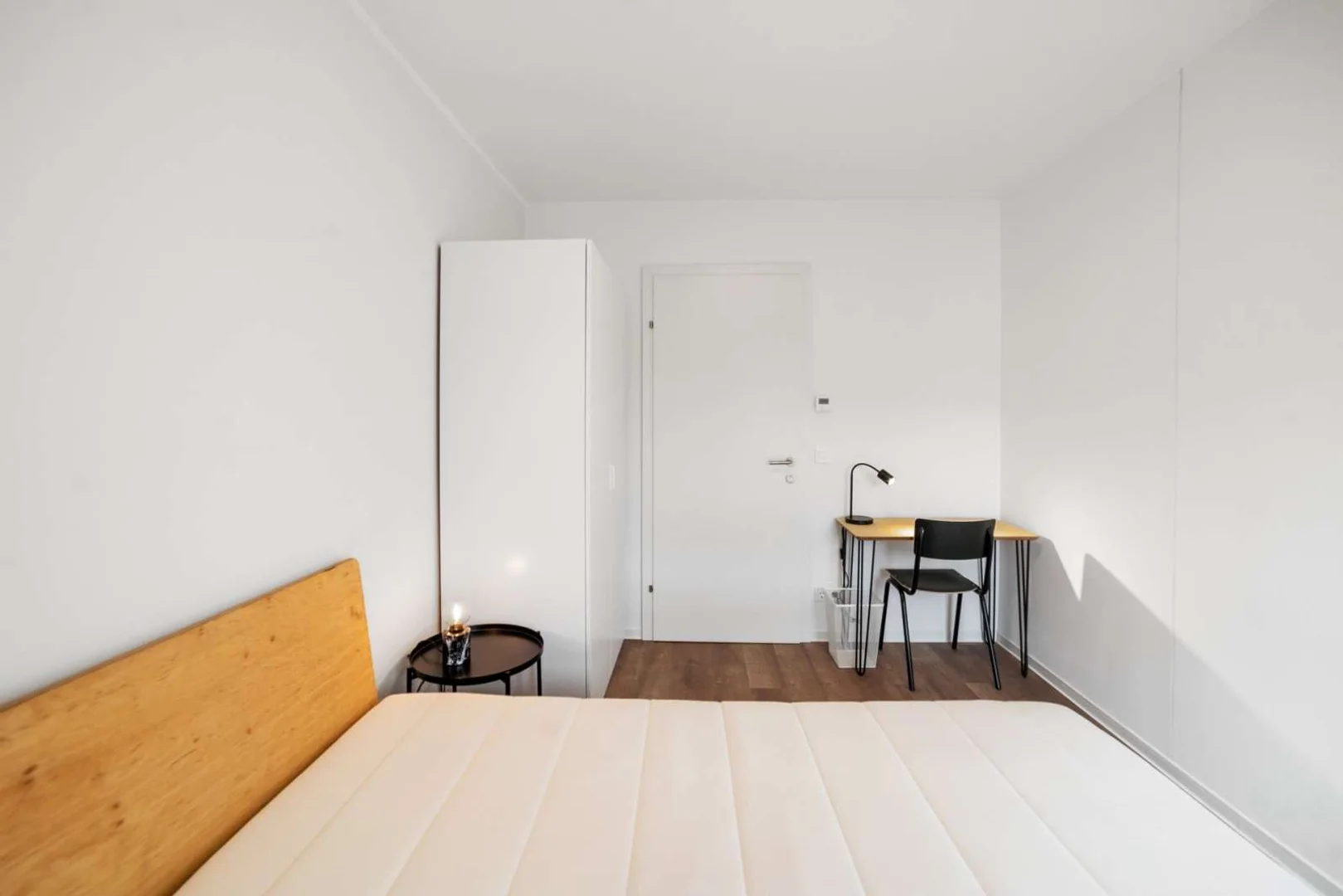 Quarto acessível para estudantes com iluminação ampla em 