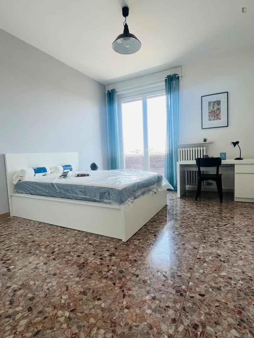 Habitación estudiantil económica cerca del campus en 